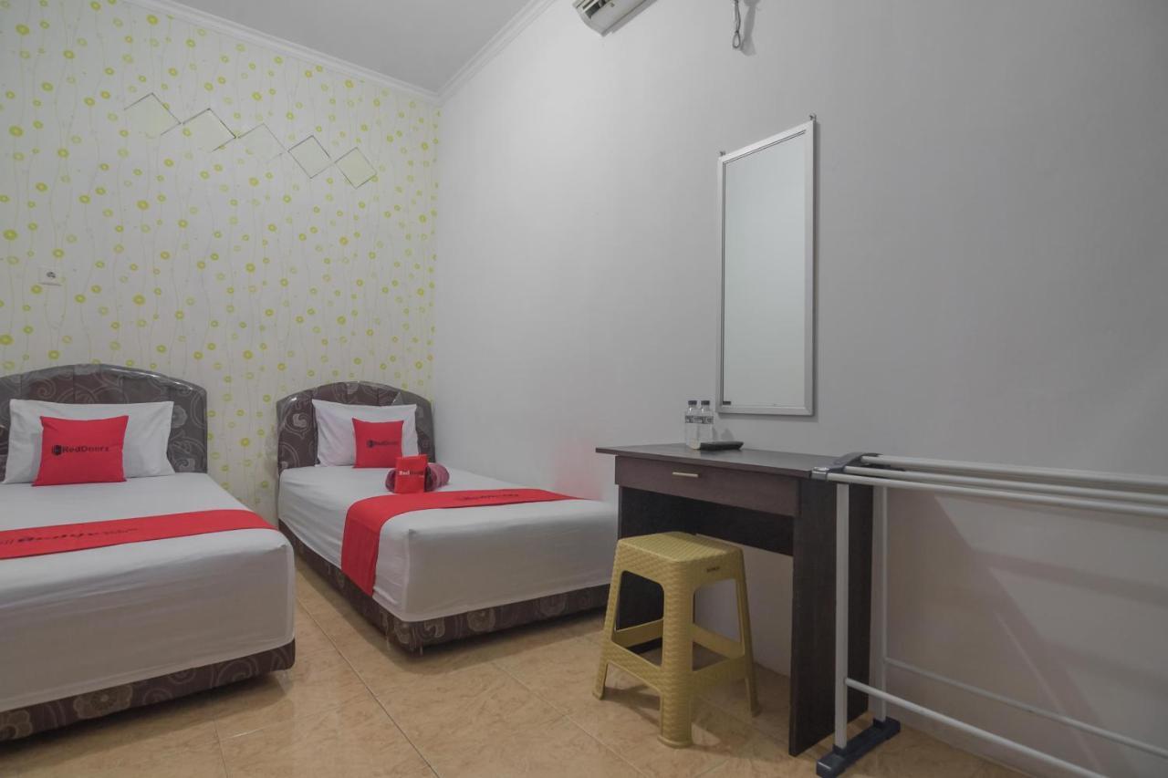 Hotel Reddoorz Near Sepinggan Airport Balikpapan 2 Esterno foto