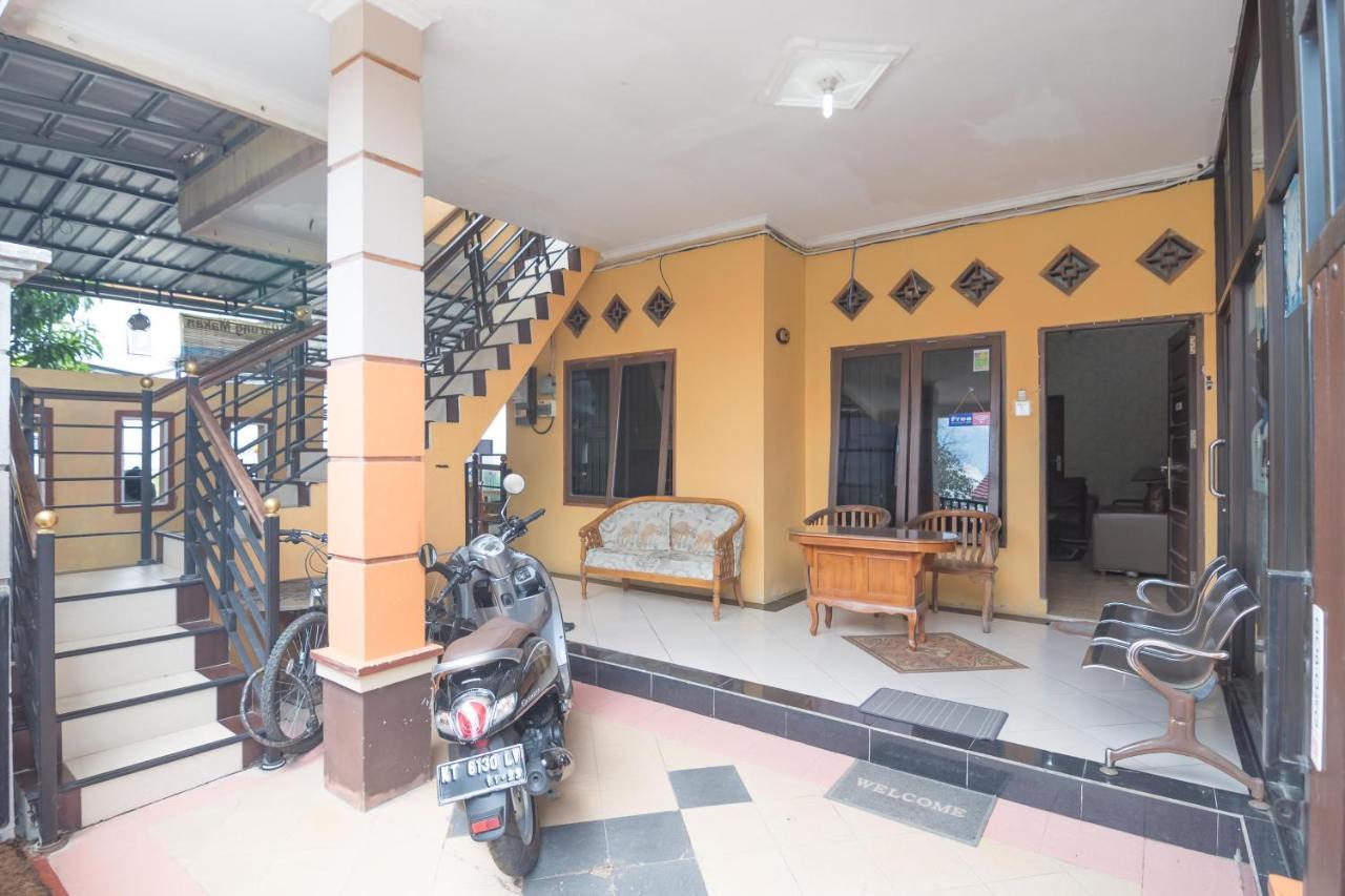Hotel Reddoorz Near Sepinggan Airport Balikpapan 2 Esterno foto