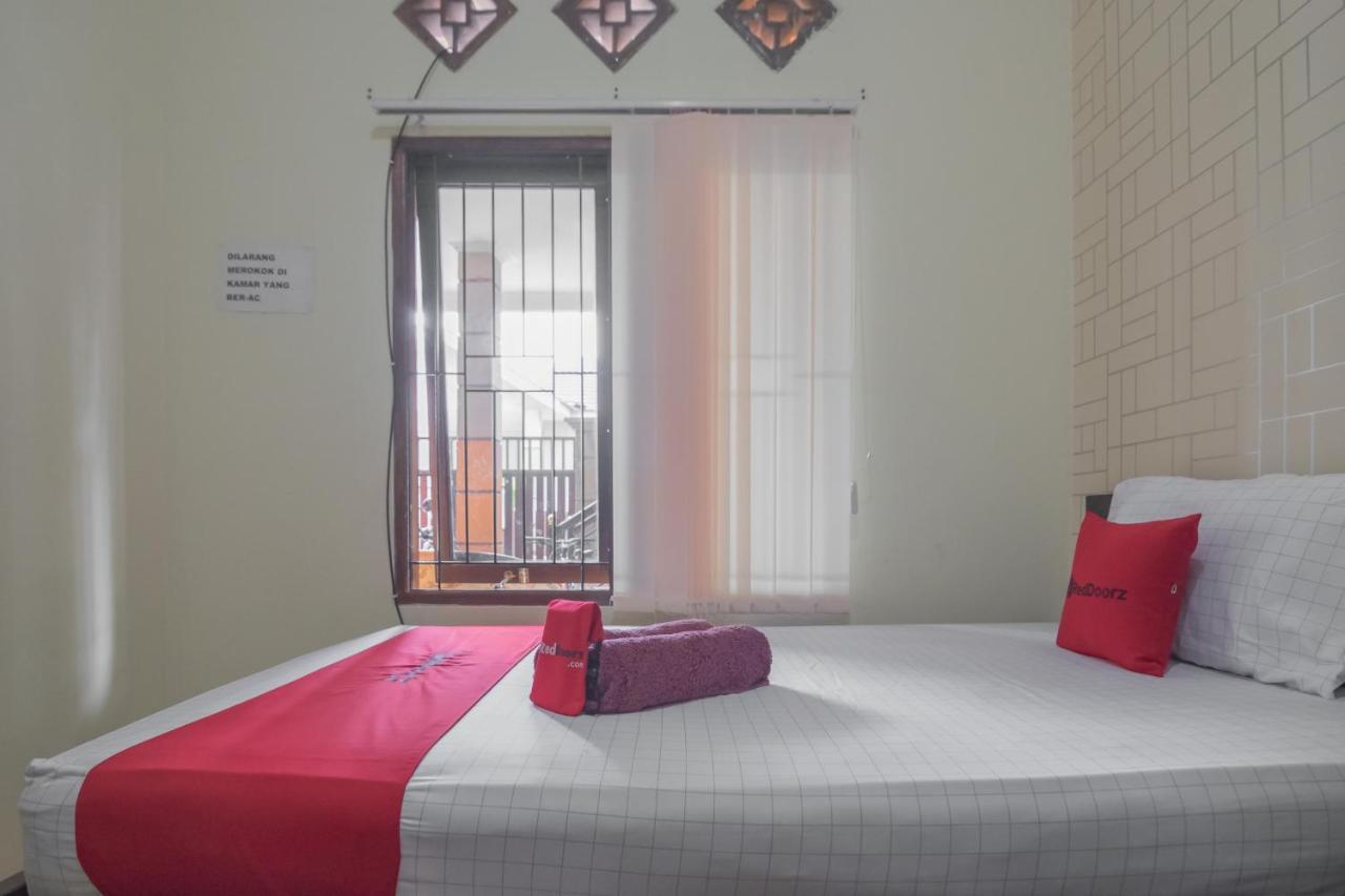 Hotel Reddoorz Near Sepinggan Airport Balikpapan 2 Esterno foto